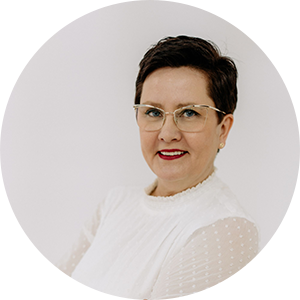 Elżbieta Mijas – „Elżbieta, sekretarka MM School, zawsze pomocna i uśmiechnięta, dba o uczniów i administrację”