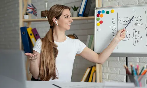Kobieta z zaangażowaniem pisze na białej tablicy, ilustrując swoje myśli.